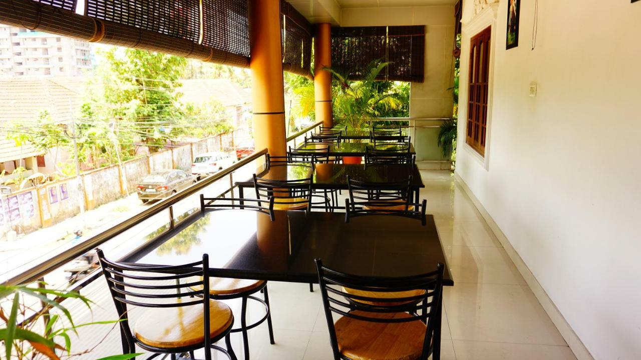 Thayamkery'S Royal Inn Kochi Екстериор снимка