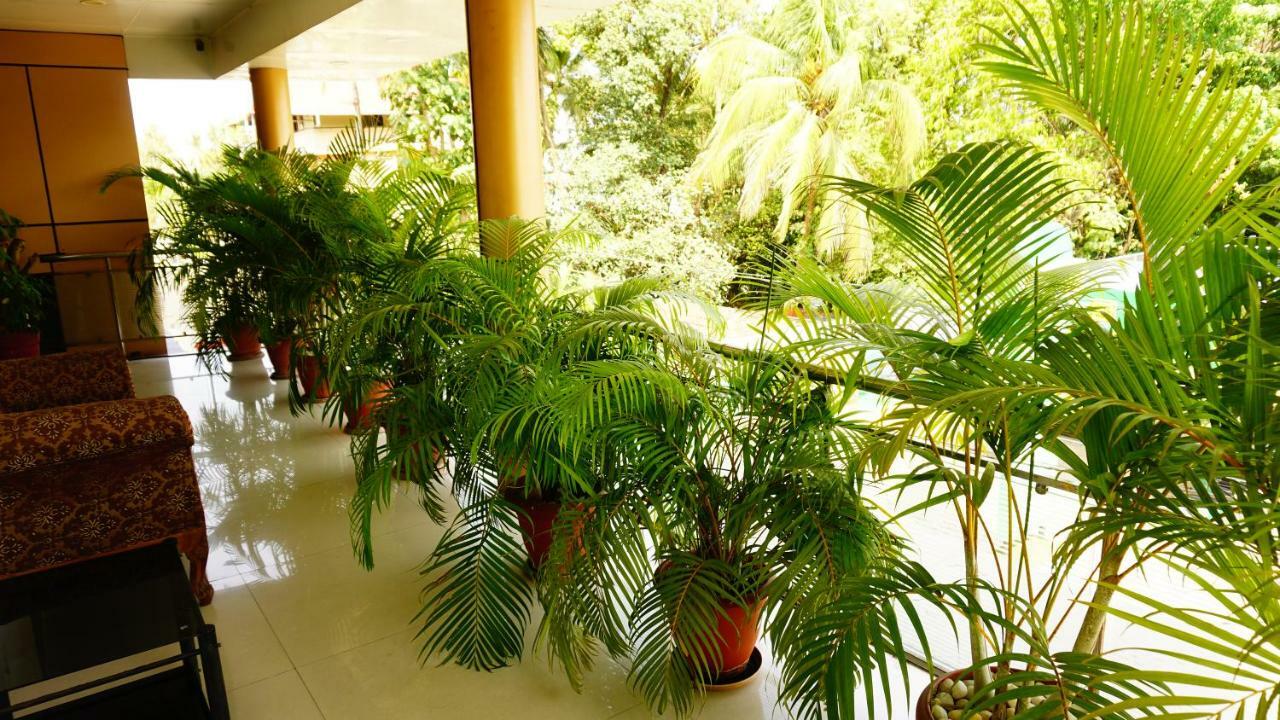 Thayamkery'S Royal Inn Kochi Екстериор снимка